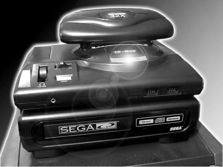 O Mega Drive (primeiro modelo) acoplado ao Sega CD (primeiro modelo) e ao 32X