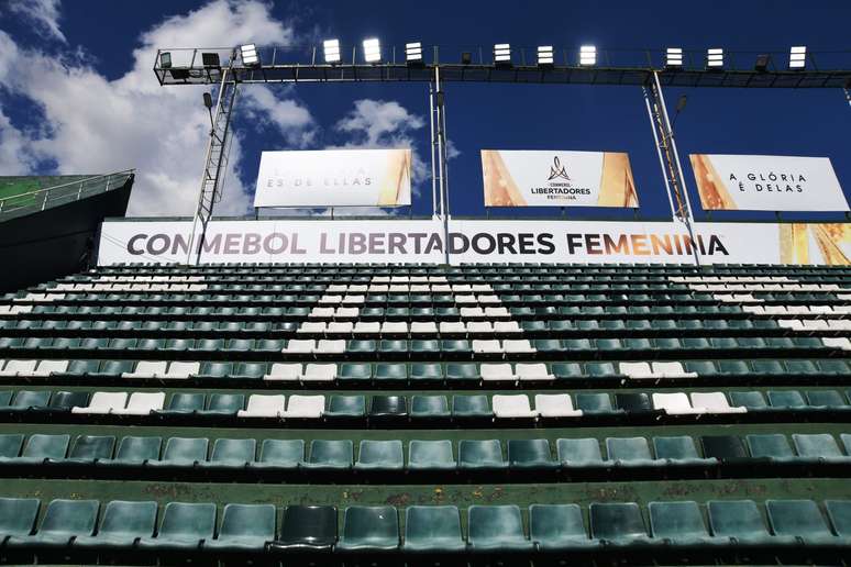 Banners de divulga&ccedil;&atilde;o da Copa Libertadores Feminina em uma das arquibancadas do est&aacute;dio Florencio Sola, na Col&ocirc;mbia - 