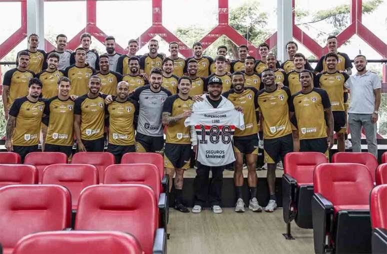 Volante recebeu homenagem no CT da Barra Funda antes da despedida &ndash;