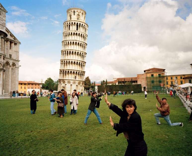 Foto tirada por Martin Parr em frente &agrave; Torre de Pisa, na It&aacute;lia, em 1990.