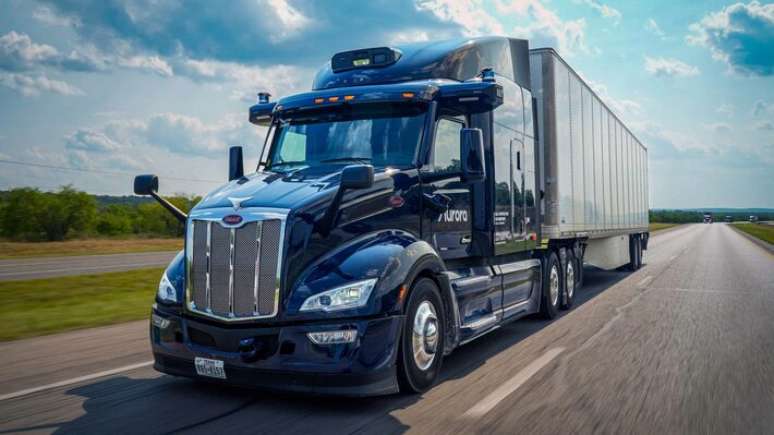 Caminh&atilde;o pesado Peterbilt com o sistema de dire&ccedil;&atilde;o aut&ocirc;noma Aurora Driver