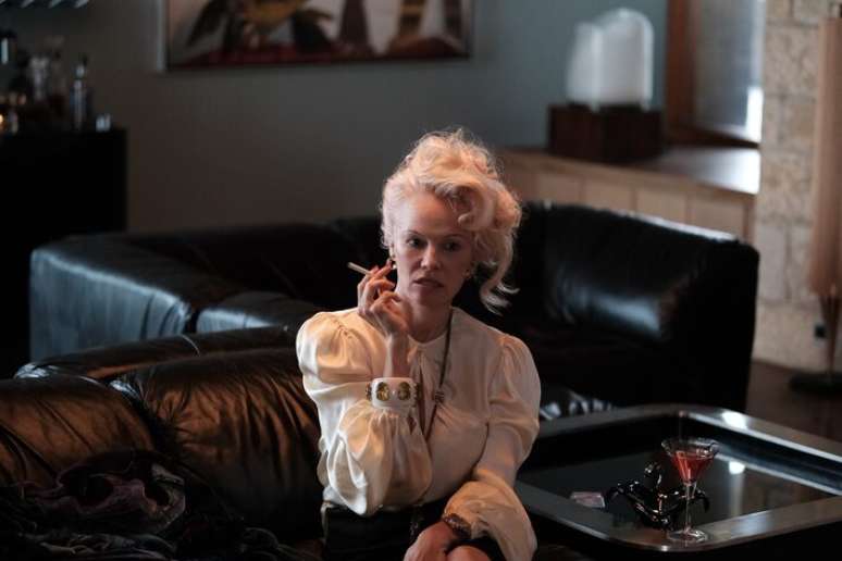 Pamela Anderson em cena de 'Rosebush Pruning'