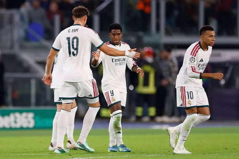 Esp&iacute; cumprimenta Endrick ap&oacute;s marcar seu gol &ndash;