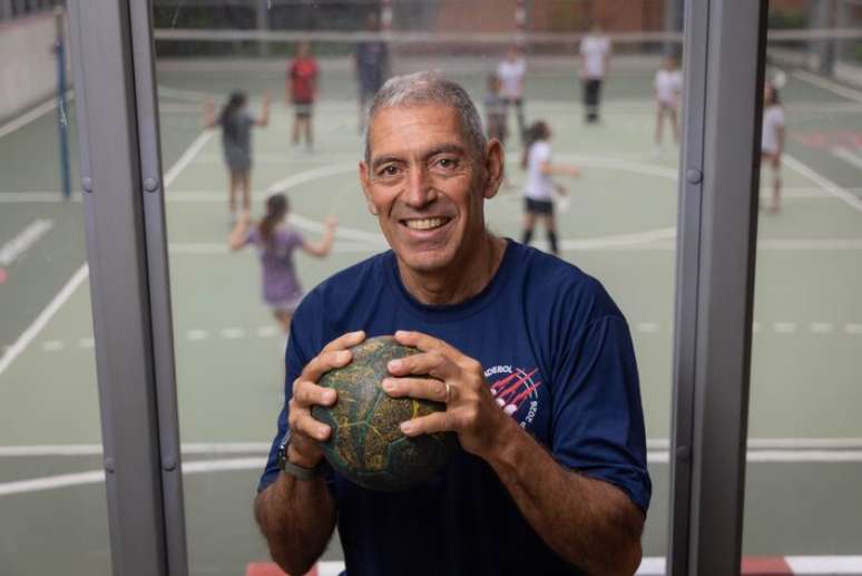 Carlos Alberto de Simone &eacute; coordenador de Educa&ccedil;&atilde;o F&iacute;sica e Esporte do Col&eacute;gio Bandeirantes. Com 40 anos de profiss&atilde;o, est&aacute; h&aacute; 34 na escola.