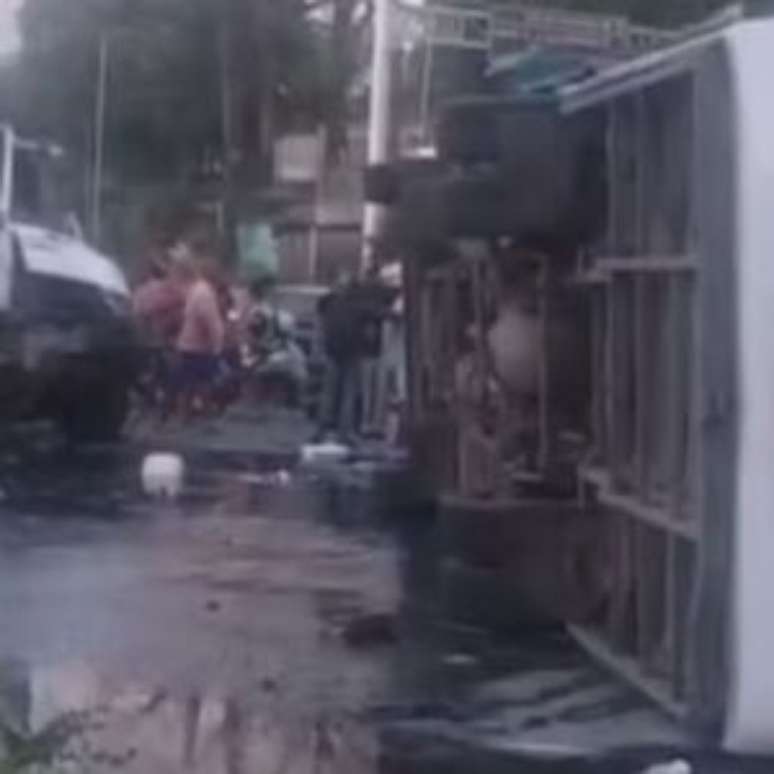 Caminh&atilde;o atinge &ocirc;nibus em Paulista.