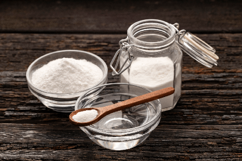 O bicarbonato de s&oacute;dio ajuda a remover restos de alimentos queimados das panelas 