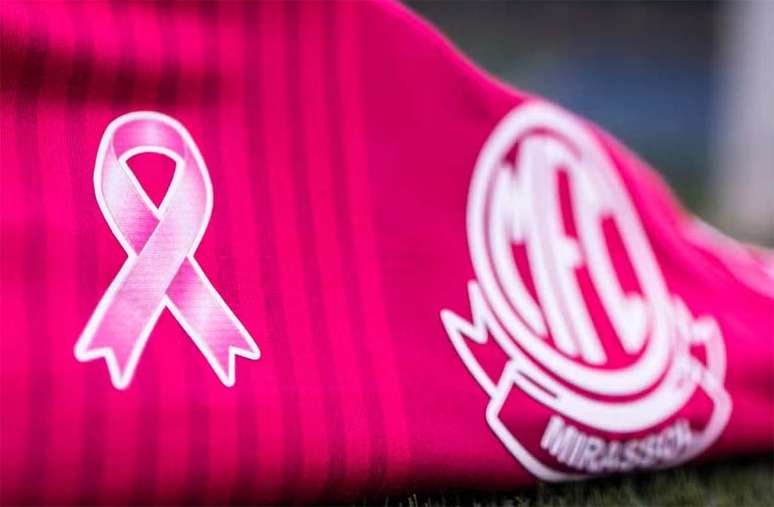 Imagens do novo uniforme do Mirassol em apoio ao Outubro Rosa &ndash;