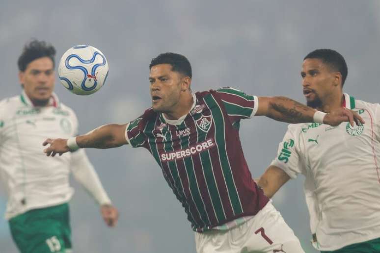 Hulk disputa bola com Murilo e Gustavo G&oacute;mez, do Palmeiras