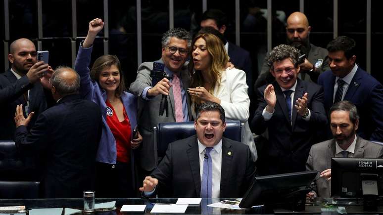 Davi Alcolumbre, rodeado por parlamentares, ao anunciar aprova&ccedil;&atilde;o do fim da escala 6x1