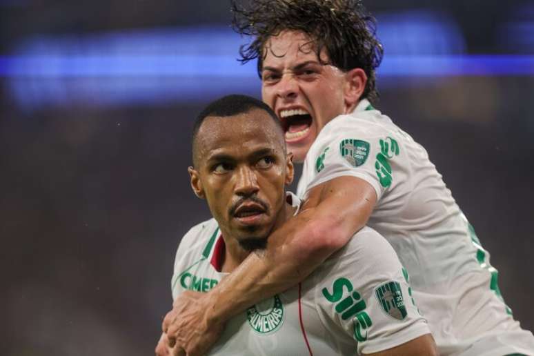 Marlon Freitas celebra com Giay o segundo gol do Palmeiras sobre o Fluminense