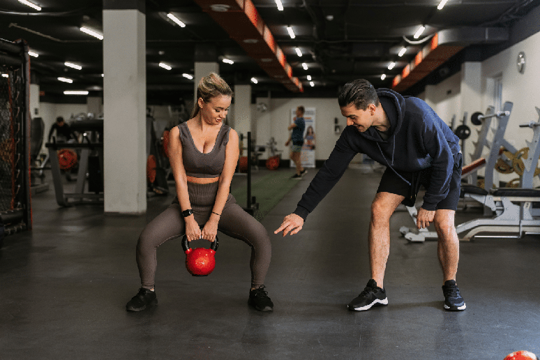 Agachamentos e outros exerc&iacute;cios que envolvem os joelhos exigem aten&ccedil;&atilde;o &agrave; postura e ao controle dos movimentos 