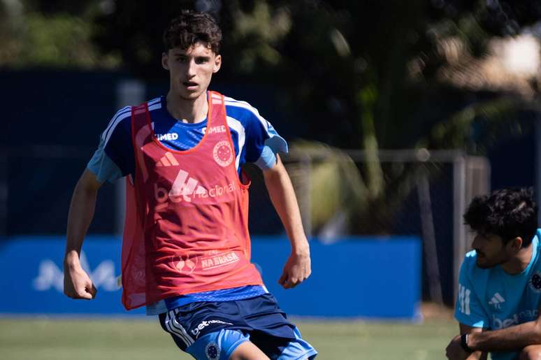 Eduardo Pape durante treino na Toca da Raposa &ndash;