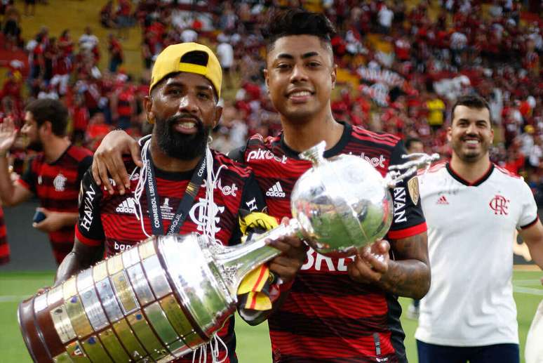 Bruno Henrique n&atilde;o foi a campo na final em 2022, mas celebrou com companheiros &ndash; Fotos: Gilvan de Souza/Flamengo