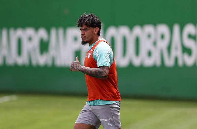 Gustavo G&oacute;mez ser&aacute; observado ap&oacute;s trauma no p&eacute; durante a partida no Maracan&atilde; &ndash;