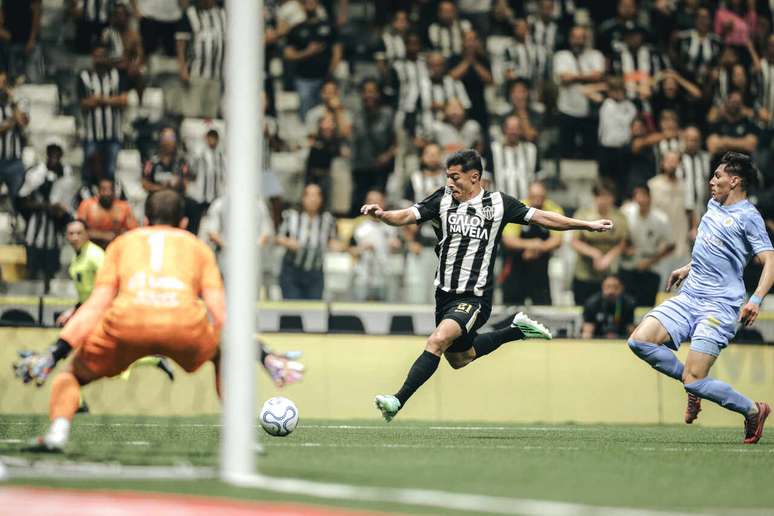 Alan Franco tenta o cruzamento durante o duelo entre Galo e City Torque.