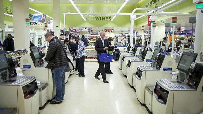 Caixas de autoatendimento em supermercados s&atilde;o exemplos de investimentos tecnol&oacute;gicos que acabam levando ao aumento de produtividade, aponta especialista