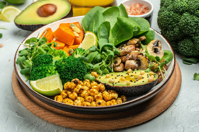 Salada proteica verde com abacate e cogumelo 