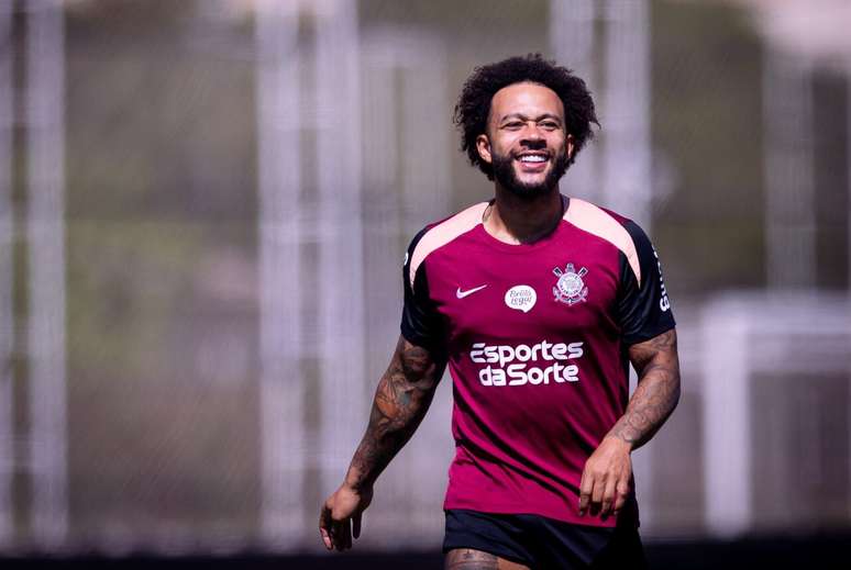 Memphis Depay durante treinamento do Corinthians &ndash;