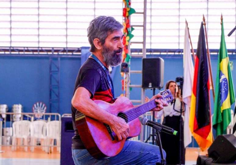 Professor de Alem&atilde;o, Marcos usa a m&uacute;sica para ensinar o idioma aos alunos.