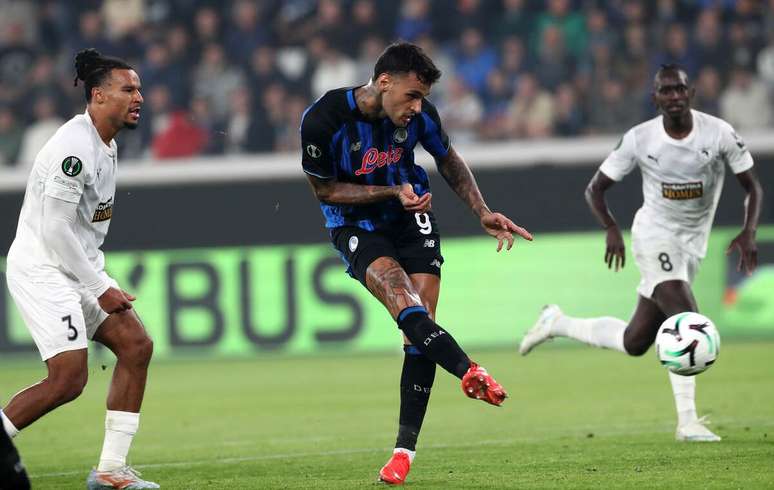Gianluca Scamacca chuta para fazer o terceiro gol da Atalanta na vit&oacute;ria sobre o Pafos.