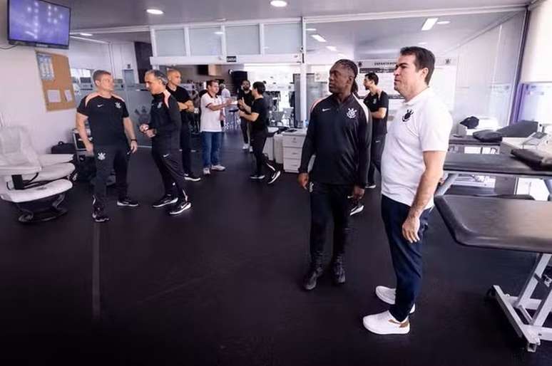 Clarence Seedorf ao lado do diretor Marcelo Paz &ndash;