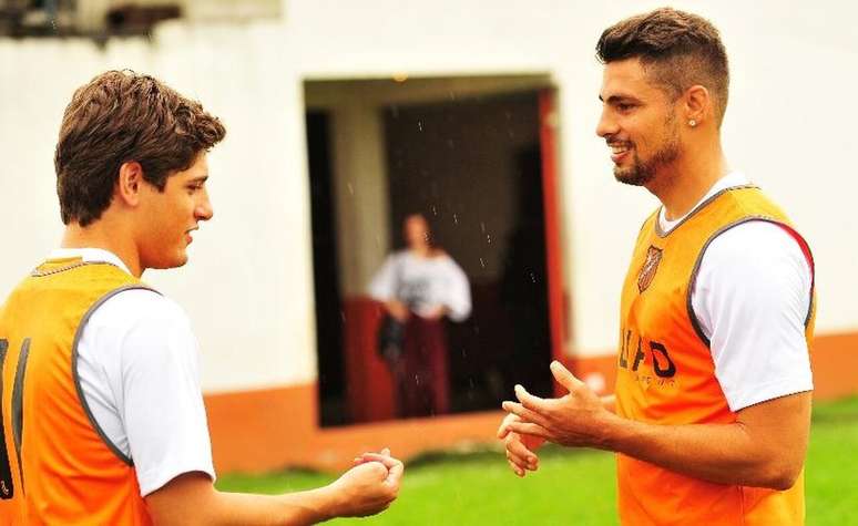 Roni (Daniel Rocha) e Jorginho (Cau&atilde; Reymond) em cena de Avenida Brasil, exibida em 2012 &ndash; Divulga&ccedil;&atilde;o/Globo