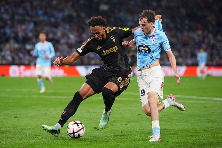 Jogadores de Celta de Vigo e Juventus em disputa de bola na Liga Europa &ndash;