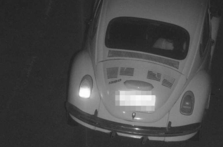 Uma mulher aparece no banco de tr&aacute;s do carro que teria sido usado no crime; as autoridades suspeitam que era a gestante.