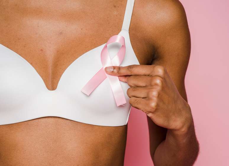 S&iacute;mbolo do Outubro Rosa, que lembra da import&acirc;ncia do autoexame e conscientiza sobre o c&acirc;ncer de mama