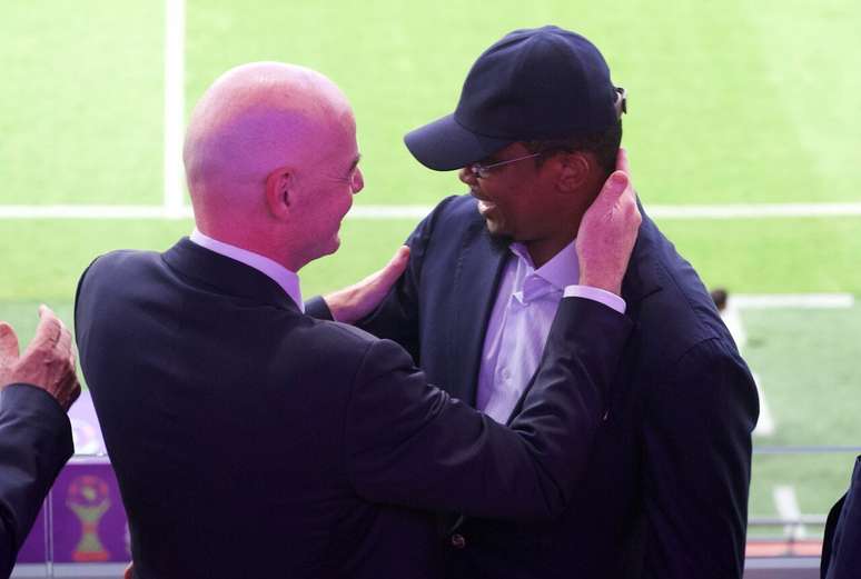 Infantino cumprimenta Samuel Eto&rsquo;o, presidente da federa&ccedil;&atilde;o de Camar&otilde;es &ndash;
