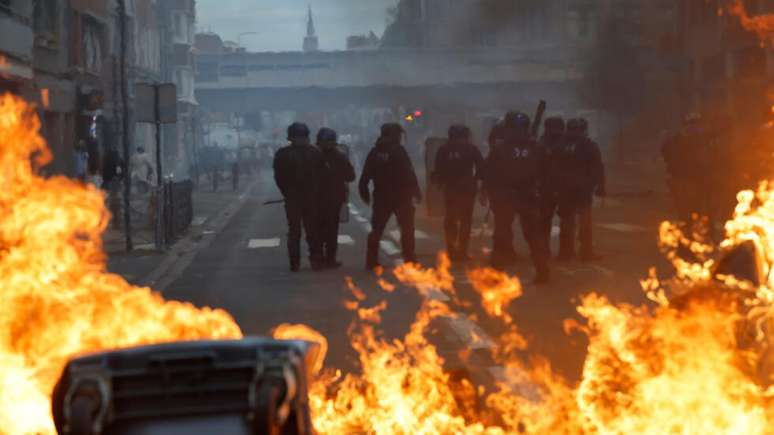Movimento estudantil ganhou for&ccedil;a na Fran&ccedil;a, enquanto o governo tenta conter a escalada da crise e reduzir a tens&atilde;o provocada pelos protestos.