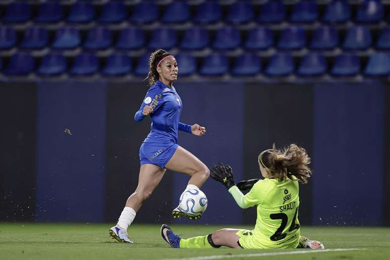 Brena finaliza para anotar o gol da vit&oacute;ria palmeirense na estreia pela Libertadores Feminina &ndash;
