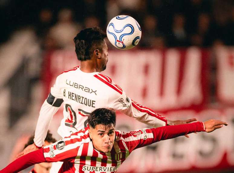Bruno Henrique pouco tocou na bola no jogo contra o Estudiantes &ndash;
