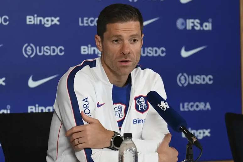 Xabi Alonso durante entrevista coletiva no clube londrino &ndash;