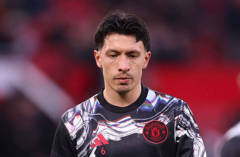 Lisandro Mart&iacute;nez em a&ccedil;&atilde;o durante aquecimento do Manchester United &ndash;