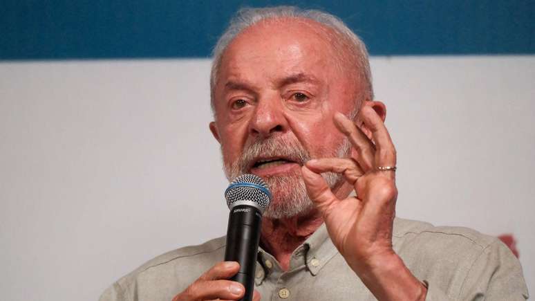 Lula falando ao microfone