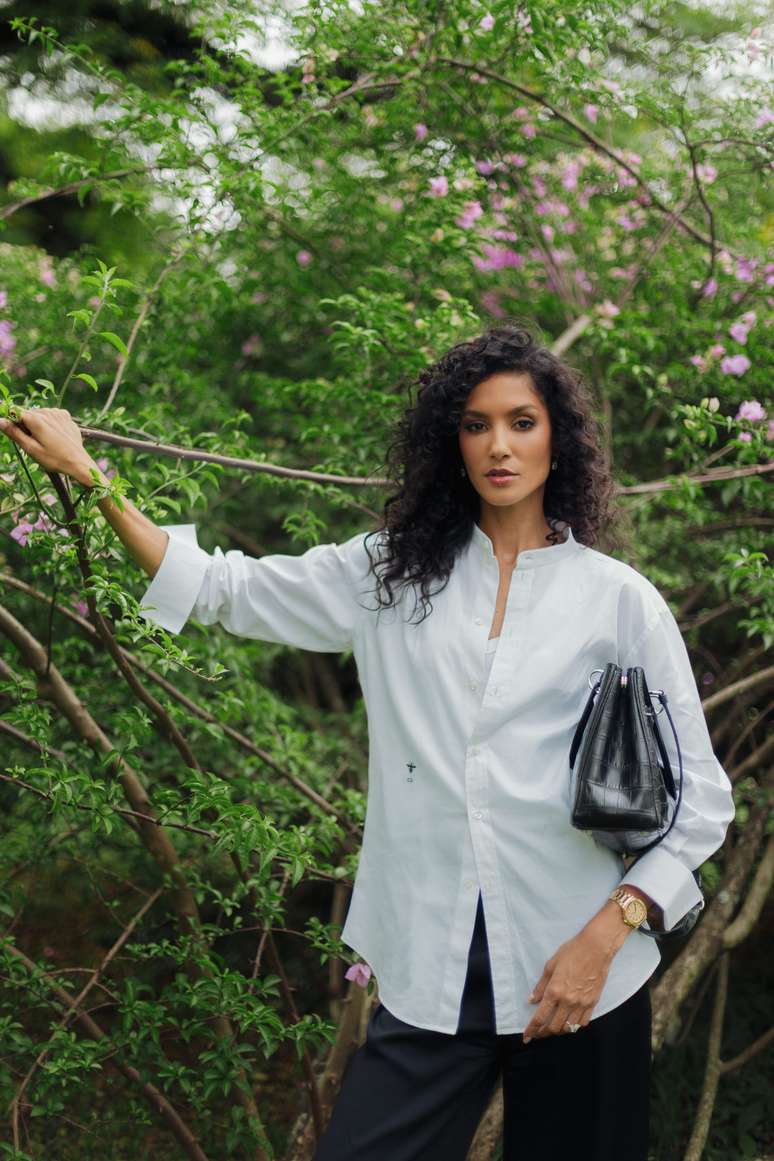 Thayn&aacute; Soares 