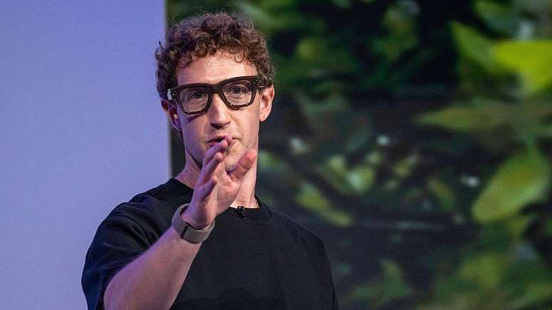 Mark Zuckerberg usou um par de &oacute;culos inteligentes no ano passado, durante um evento na Calif&oacute;rnia (EUA). Ele prev&ecirc; que estes dispositivos ir&atilde;o substituir os telefones celulares