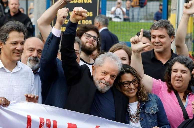Lula em 2019, ao deixar a pris&atilde;o na Superintend&ecirc;ncia da Pol&iacute;cia Federal em Curitiba