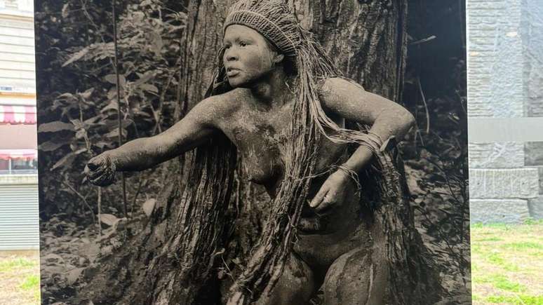 A artista Olinda Tupinamb&aacute;, em imagem de sua performance para a mostra Motyr&otilde;. Em 14/10/26