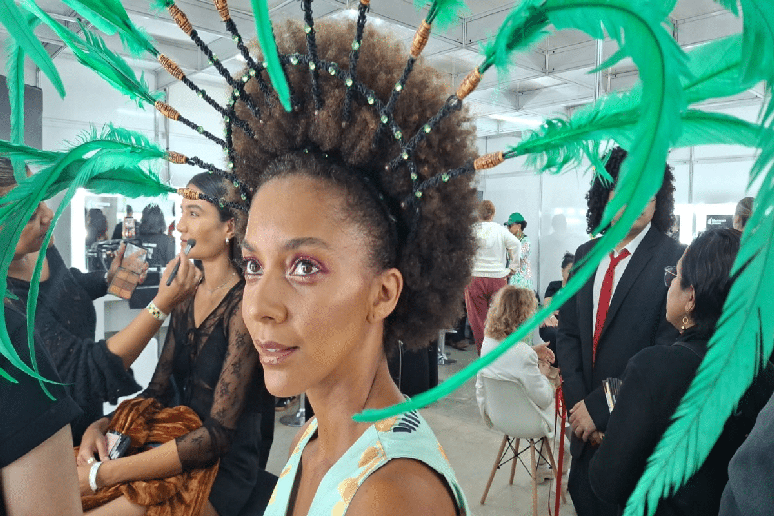 A pele com apar&ecirc;ncia natural e acabamento glow continua sendo sucesso dentro e fora das passarelas 
