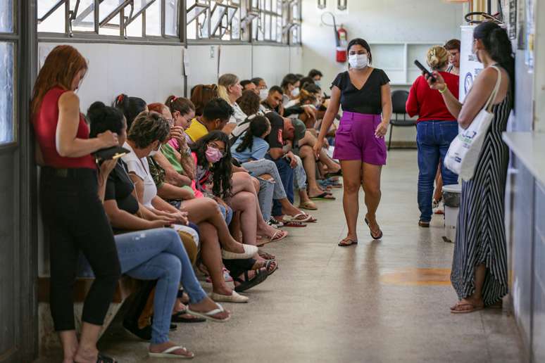Pacientes aguardam atendimento em Unidade B&aacute;sica de Sa&uacute;de da Ceil&acirc;ndia, no Distrito Federal