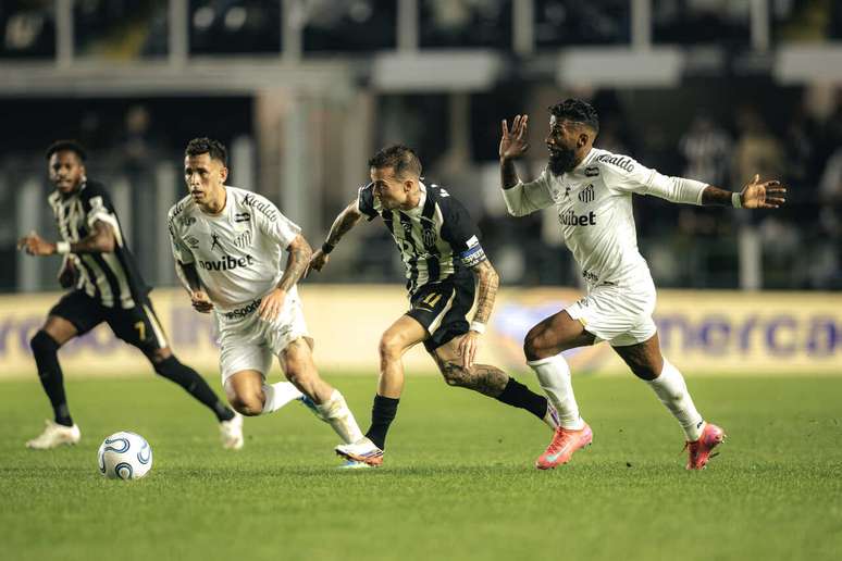 &Uacute;ltimo jogo do Santos sem levar gols foi contra o Atl&eacute;tico-MG, na ida das quartas da Sul-Americana &ndash;