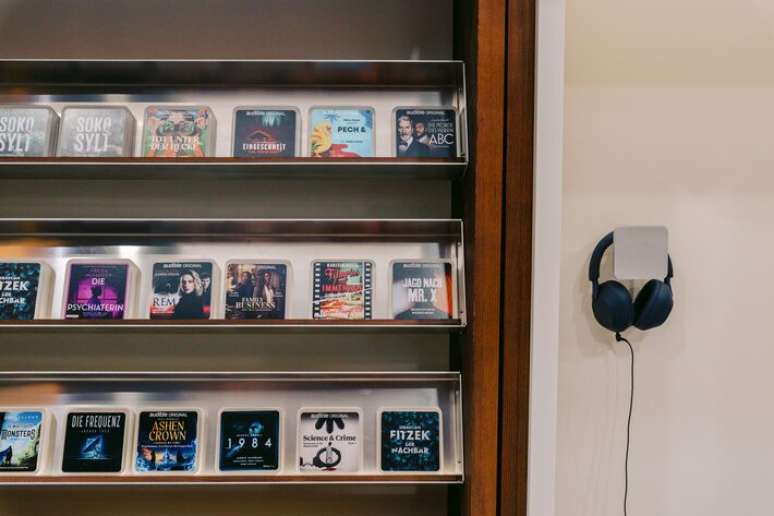 Detalhe do pavilh&atilde;o de audiolivros da Feira do Livro de Frankfurt, onde o Spotify anunciou a expans&atilde;o do seu servi&ccedil;o de audiolivros, que alcan&ccedil;ar&aacute; o Brasil