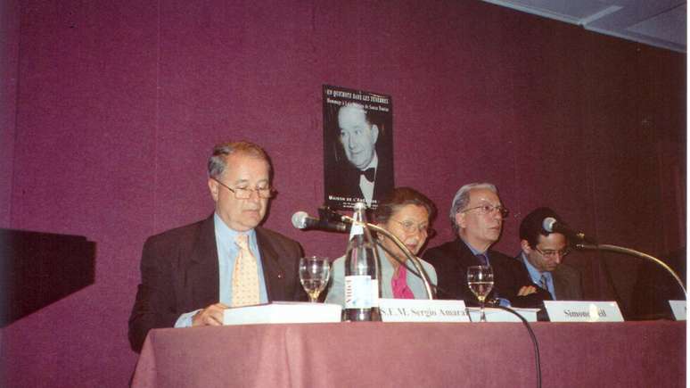 O historiador brasileiro Fabio Koifman (o primeiro &agrave; direita) participou das comemora&ccedil;&otilde;es do anivers&aacute;rio de 60 anos da Casa da Am&eacute;rica Latina de Paris.