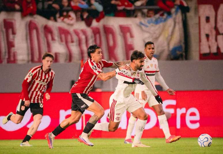 Paquet&aacute; &eacute; puxado de maneira veemente; &aacute;rbitro deixava o jogo correr &ndash;