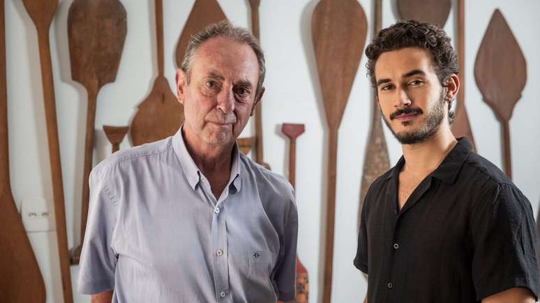 Amyr Klink e o ator Filipe Bragan&ccedil;a, seu int&eacute;rprete no filme 100 Dias, sobre a trajet&oacute;ria do navegador de Nam&iacute;bia ao Brasil feita a remo
