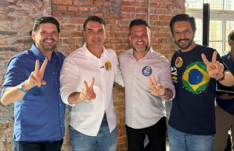 O senador eleito do PL, Andr&eacute; do Prado; o candidato do PL &agrave; Presid&ecirc;ncia, Fl&aacute;vio Bolsonaro (RJ); Eduardo Boigues (PL), prefeito de Itaquaquecetuba; e Ricardo Nunes (MDB), prefeito de S&atilde;o Paulo