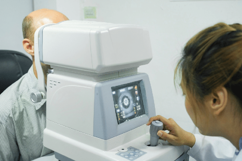 Exames como tomografia da c&oacute;rnea, biometria &oacute;ptica e aberrometria ajudam a planejar a cirurgia do cristalino&nbsp;