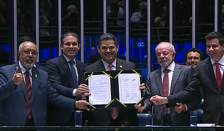 Em 'data hist&oacute;rica', Congresso promulga fim da escala 6x1 em sess&atilde;o com Lula
